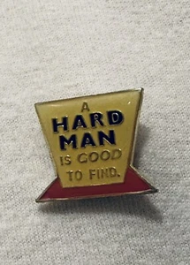 Vintage 1980er Emaille gewagte Neuheit Pin "Ein harter Mann ist gut zu finden" - Bild 1 von 3