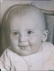 1925 Adorable Bright-Eyed Baby Pictured Smiling For The Camera Infants Photo 6X8 - Picture 1 of 2