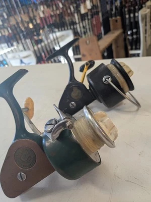 Penn 710 y 712 carretes de pesca giratorios colores extraños lote J15 Foto 1 de 4