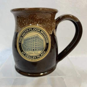 Taza de café Deneen Pottery Sixth Floor Museum Dallas JFK Dealey Plaza marrón goteo - Imagen 1 de 9