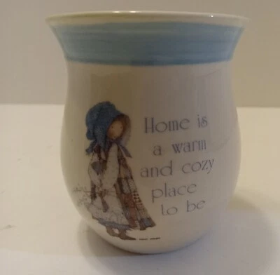 Taza vintage Hollie Hobbie Home es un lugar cálido y acogedor para estar de 3" Foto 1 de 4