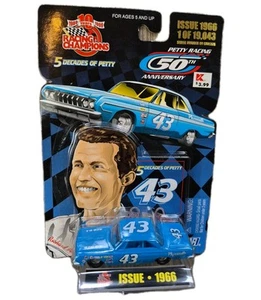 CAMPIONI DI CORSA RICHARD PETTY 5 DECENNI DI PETTY 1/64 1966 PLYMOUTH BELVEDERE - Foto 1 di 2
