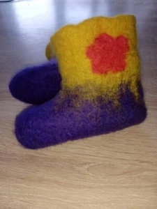 hand made felt baby booties - Picture 1 of 4