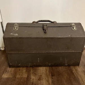 VTG KENNEDY CANTILEVER TOMBSTONE COFFIN HIP ROOF TOOL BOX W/GREEN FOLD OUT TRAYS - Picture 1 of 11