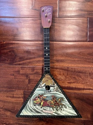 VINTAGE RUSO BALALAIKA 3 CUERDAS 21 1/2" PINTADO TROIKA TRINEO DE CABALLOS LACADO Foto 1 de 4