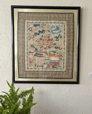 Vintage Chinese Silk Embroidery Framed Panel Vase Flowers Beautiful! 17 x19in - Изображение 1 из 4