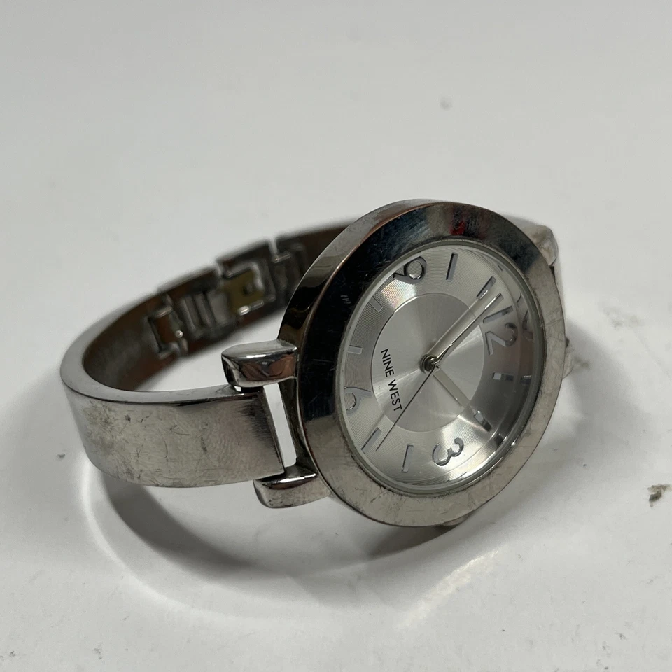 Relógio de pulso Nine West 9W novo com etiquetas/1631 pulseira de metal tom prata (PRECISA FUNCIONAR) - Imagem 1 de 4
