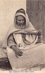 Algérie - Le vieux chasseur de vipères Bel Abbès montrant les dents venimeuses d - Picture 1 of 2