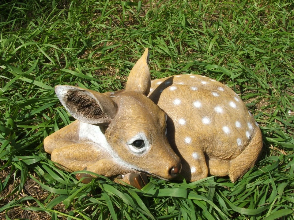 Latex Mould / Mold for a Large Laying Deer. - Image 1 of 2