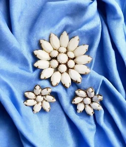 Milk Glass Clip-on Earrings & Pin Brooch Set Gold Tone Metal Back Unmarked - Picture 1 of 11