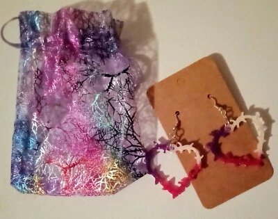 Brincos de resina com gancho de peixe pendurado em forma de coração roxo rosa branco feitos à mão - Imagem 1 de 2