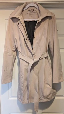 Gabardina Andrew Marc New York para mujer con capucha de caparazón suave talla grande cardo Foto 1 de 4