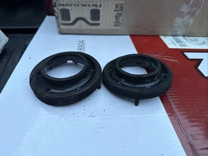 18-22 WRANGLER JL GLADIATOR SPRING ISOLATOR UPPER OEM MOPAR 68253406AC Used Pair - Picture 1 of 7