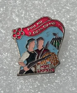 Pin insignia muy rara propaganda comunista VIETNAM - Imagen 1 de 2