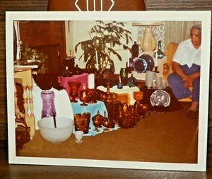 1970 Found Snapshot-Man with WV Glass Collection - De una gran colección - Imagen 1 de 2