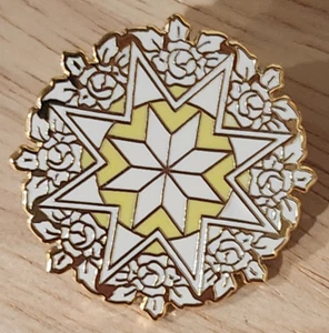 Starburst Quilt Style Round Pin Enamel Quilting Lapel Pin EXCELLENT - Picture 1 of 3