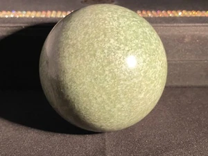 Vesuvianit grüner grober Granat 70 mm Kugel 600 Gramm, Pakistan (alle Chakren) - Bild 1 von 8