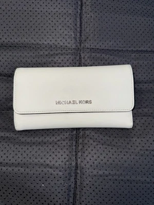Cartera de viaje Michael Kors Jet Set grande triple pliegue cuero blanco Foto 1 de 4