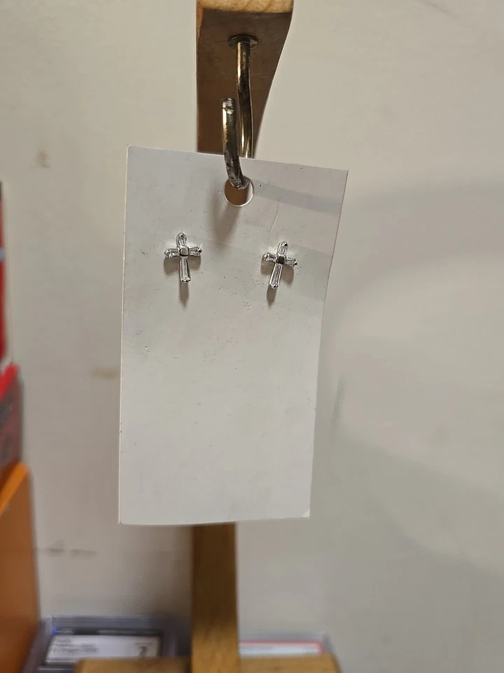 Aretes de cruz con tachuelas de circonita cúbica Foto 1 de 1