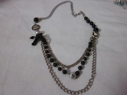 Collana CC Chanel Nero Perline Metallo Catena Multistrato Finta Perla CC Charm