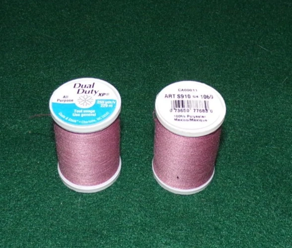 Coats & Clark, hilo de poliéster todo púrpura de doble trabajo, 250 yardas, rosa almendra (1060) Foto 1 de 1