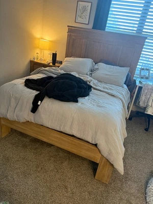 Cama queen size y mesita de noche a juego Foto 1 de 2