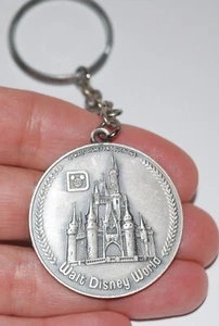 MINT CONDITION Vintage WALT DISNEY WORLD DISNEYLAND 5 Lands Key Chain Medallion - Picture 1 of 3