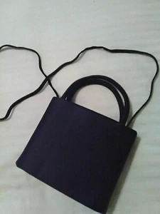 VINTAGE ABENDTASCHE RECHTECKIG FORM SCHWARZ SATIN MINI BUCKET BAG DOPPELHENKEL - Bild 1 von 5