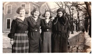 FOUR GIRLFRIENDS IN WINTER,WISCONSIN DELLS,1920'S.VTG 4.3" x 2.5" PHOTO^6 - Picture 1 of 2