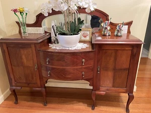 Queen Anne style dresser with mirror - Picture 1 of 2