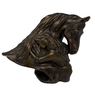 Estatua vintage de Montana Montana Lifestyles Foto 1 de 4