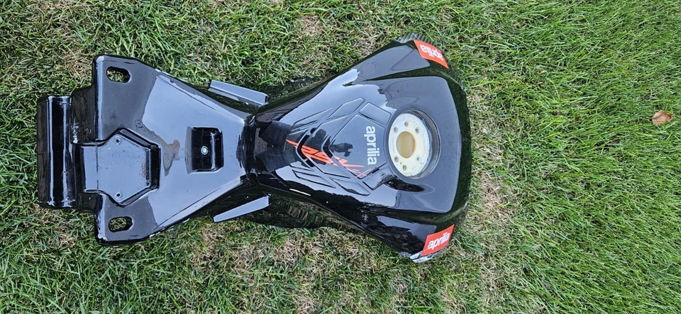 Tanque de fábrica Aprilia RSV4 2009-2015 Foto 1 de 4