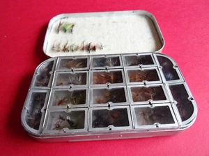 A VINTAGE 16 COMPARTMENT WHEATLEY SILMALLY DRY/WET ARTIFICIAL FLY TIN +CONTENTS - Picture 1 of 16