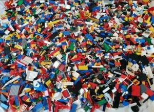 Genuine Lego Bundle 1kg-1000 pieces Mixed Bricks ! Pieces + 2 MINIFIGURES !!!! - Picture 1 of 8