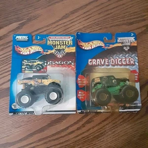 Vintage Hot Wheels Monster Jam lotto di 2 Dragon Slayer Grave Digger Truck Bundle Y2K - Foto 1 di 17