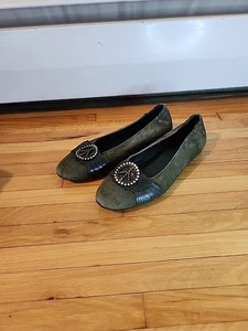Donald J Pliner Damen Leder verziert Peace Zeichen Metallic Ballerinas grün 10 - Bild 1 von 8