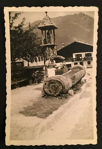 Foto vintage inusual de niña de agua entrando en tronco hueco #3319 - Imagen 1 de 1