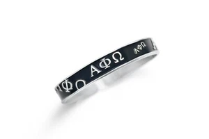 Brazalete Alpha Phi Omega con letras en relieve y esmalte negro APO ¡NUEVO! - Imagen 1 de 2