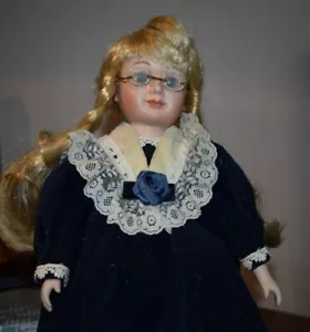 "Vestido de porcelana vintage de muñeca púrpura con gafas ojos azules 16""" - Imagen 1 de 6