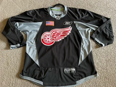 Camiseta deportiva de hockey Reebok Detroit Redwings XXL (56) negra gris en blanco Foto 1 de 4