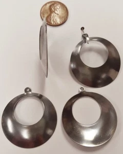 12 VINTAGE STEEL RAISED DECO HOOP 35mm. SILVER STAMPING FINDING PENDANTS N90 - Picture 1 of 2