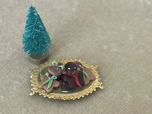 Puppenhaus 1:12 Miniatur Weihnachtskeks Lebkuchenmänner auf Goldteller und Baum - Bild 1 von 4
