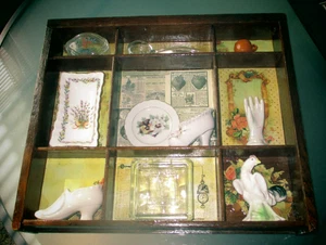 Caja de sombra de madera vintage con mano en miniatura, pájaro, zapatos, banco - Imagen 1 de 5
