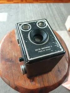 VINTAGE KODAK BOX BROWNIE SIX-20 C, MADE IN LONDON ENGLAND - Picture 1 of 11