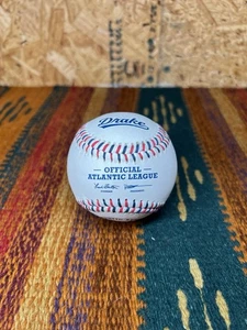 Drake Liga Atlántica Juego Oficial Usado Béisbol Cordones Rojo-Azul - Imagen 1 de 8