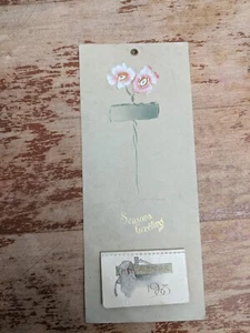 Tarjeta de vacaciones 1908 en relieve con calendario rasgado saludos de estaciones.  - Imagen 1 de 10