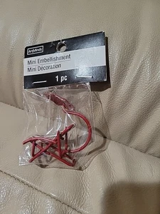 Make Market Miniatur Weihnachtsdorf Stuhl mit Regenschirm 2,5" Figur Neu in Verpackung - Bild 1 von 3