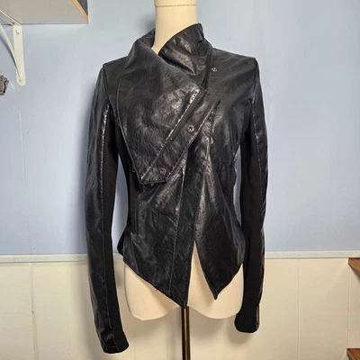 Chaqueta Charlotte Russe Mediana Negra Imitación Cuero Asimétrica Descentrada Cremallera Foto 1 de 4