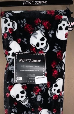 Betsey Johnson 黑色红玫瑰头骨超柔软毛绒毯万圣节 — 第 1/4 张图片