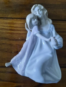 Retired Figurine Mother & Daughter Statue by Paul Sebastian 1990 7¼" tall - Picture 1 of 6